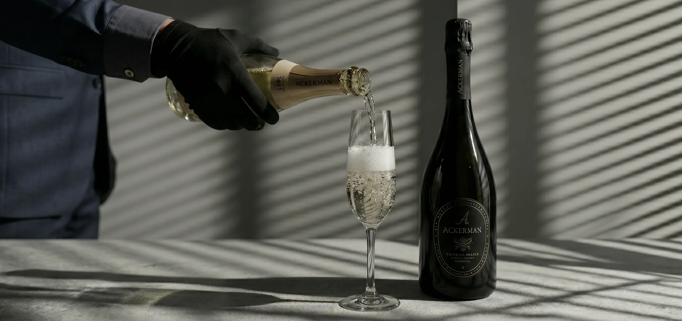 Servicio de una copa de Ackerman Crémant de Loire